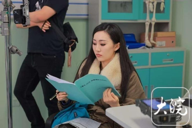 宇书田在片场工作。(取材自大皖新闻)