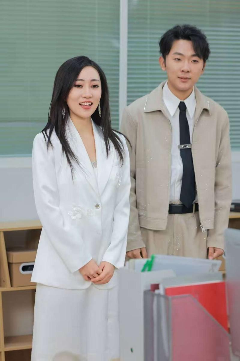 宇书田在片场工作。(取材自大皖新闻)