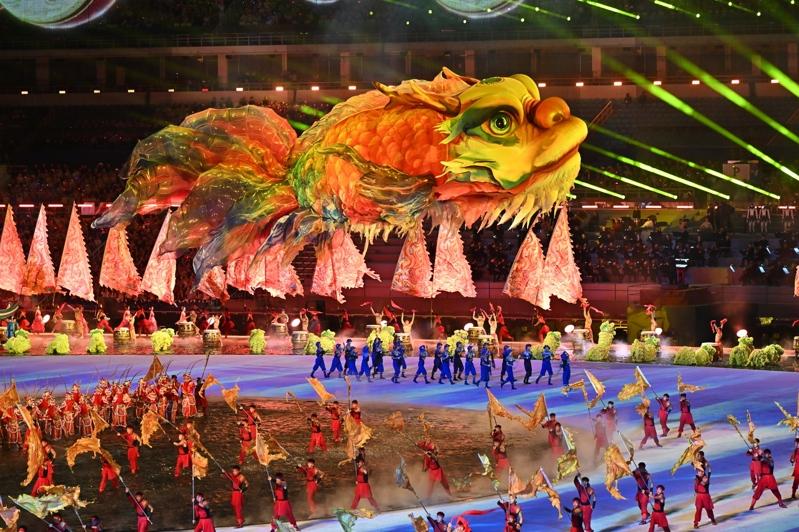 全运会开幕式日前在广东奥林匹克体育中心举行,图为开幕式现场表演。(中新社)