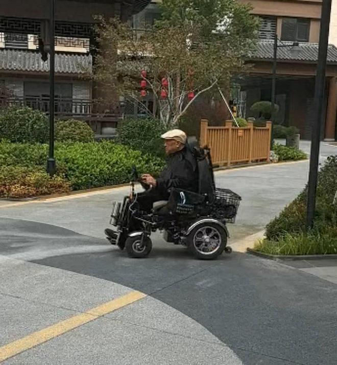 谢天增老人驾驶着他的爆改电动轮椅。(取材自大河报)