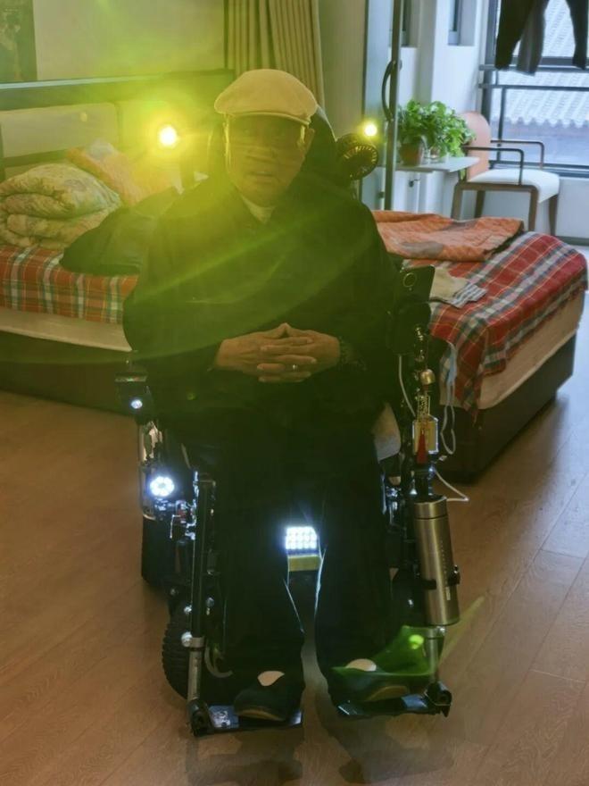 谢天增老人驾驶着他的爆改电动轮椅。(取材自大河报)