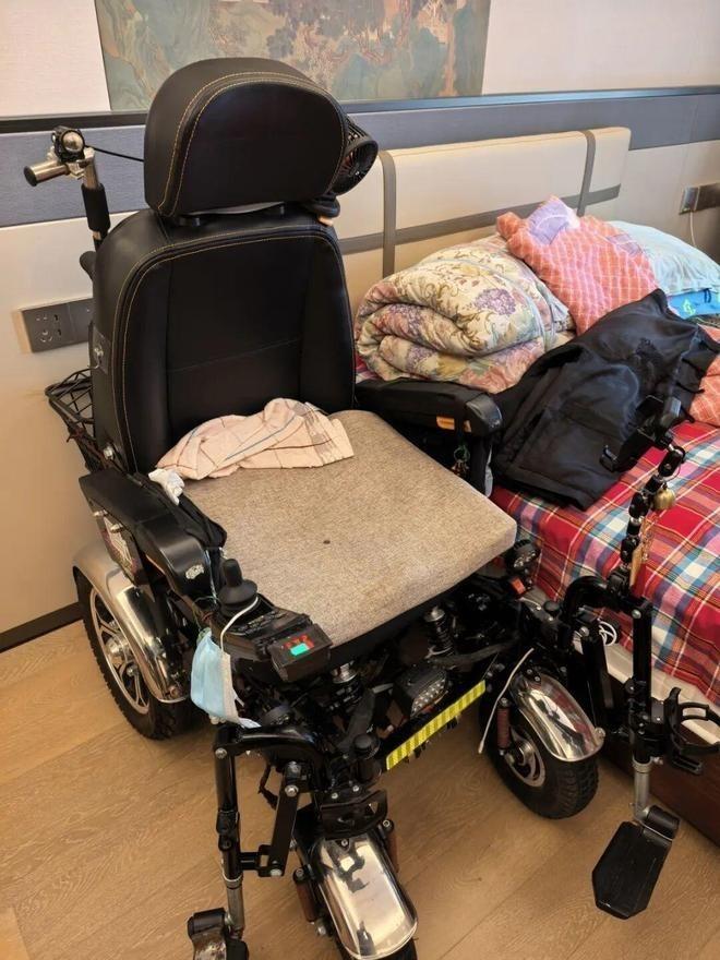 谢天增老人驾驶着他的爆改电动轮椅。(取材自大河报)