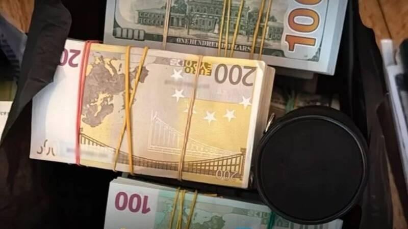 乌克兰基辅遭俄罗斯无人机和弹道飞弹连夜袭击,一名男子14日清理一栋受损居民楼的阳台。(新华社)