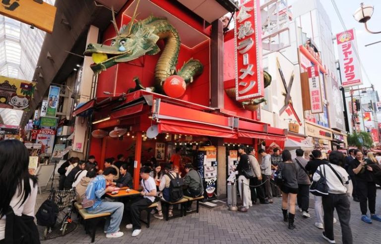 日本大阪的金龙拉面道顿堀店，门口大排长龙。（路透）