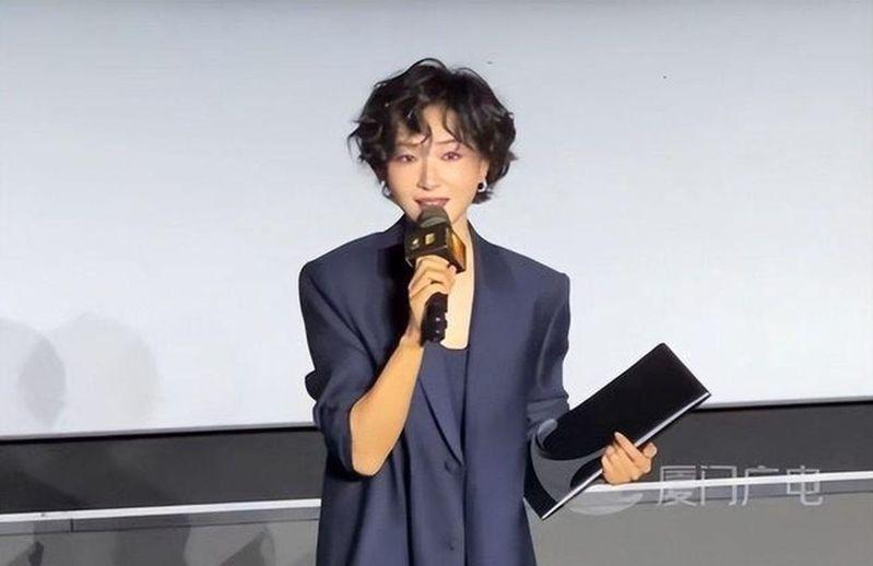 惠英红被称霸气「大杀四方」。(取材自微博)