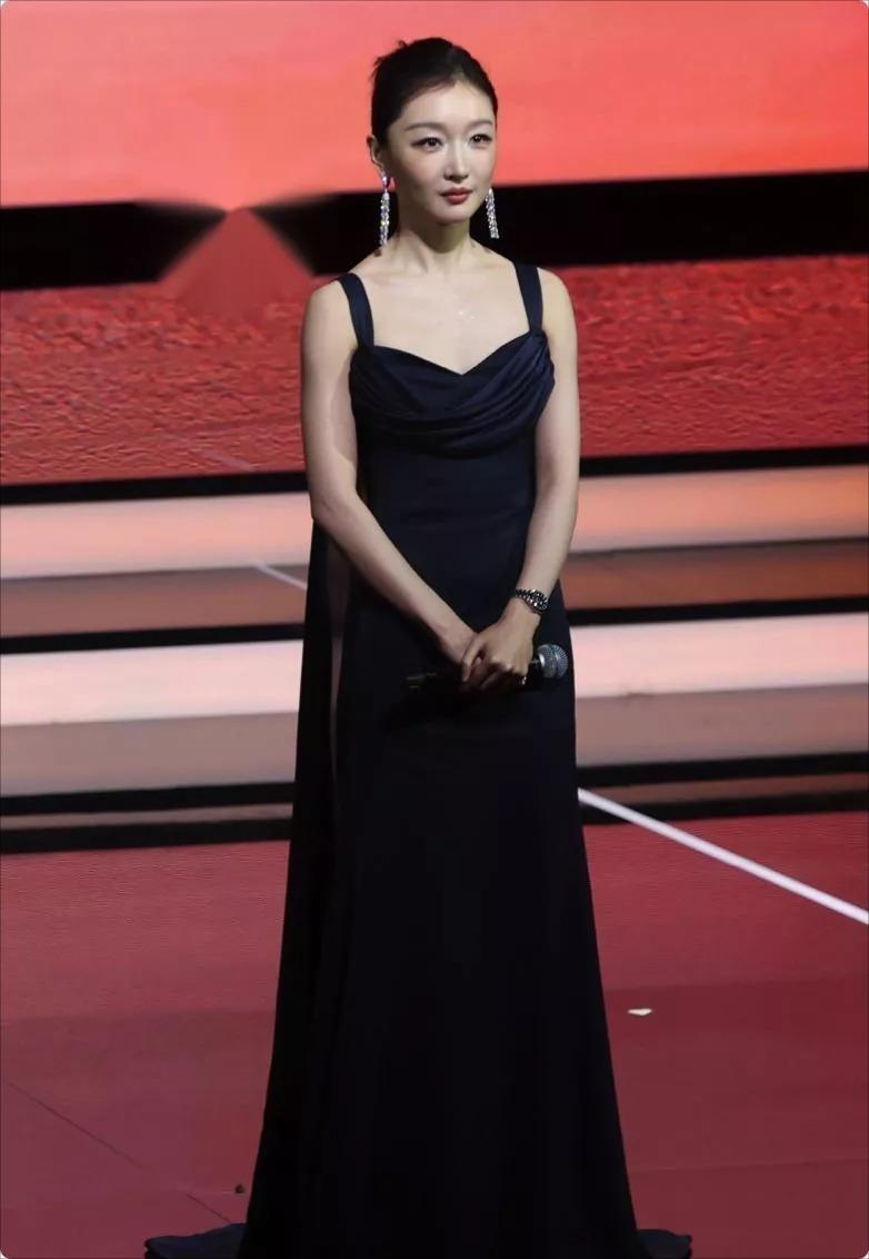 惠英红被称霸气「大杀四方」。(取材自微博)