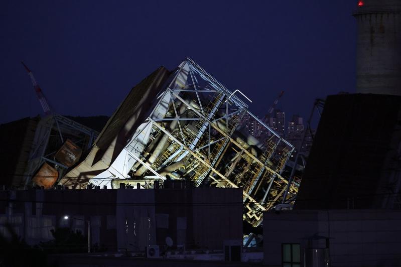 南韩蔚山发电厂锅炉塔倒塌事故。(欧新社)