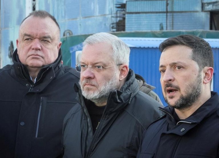 图为乌克兰总统泽伦斯基（右）、能源部长加卢申科（中）、乌克兰国家核电公司总裁柯亭今年２月视察核电厂。（路透）