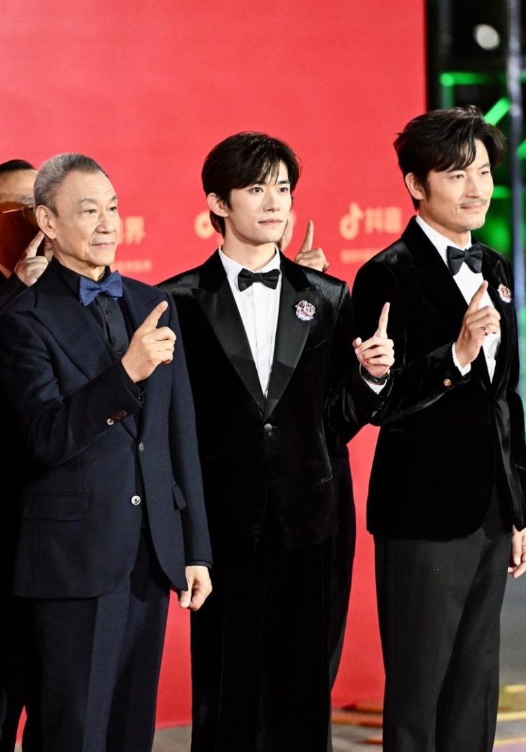 第38届金鸡奖揭晓 易烊千玺封帝 最佳故事片「好东西」 第38届中国电影金鸡奖红毯仪式15日在福建厦门举行。图为演员易洋千玺(中)、王学圻(左)、耿乐在红毯亮相。(中新社)