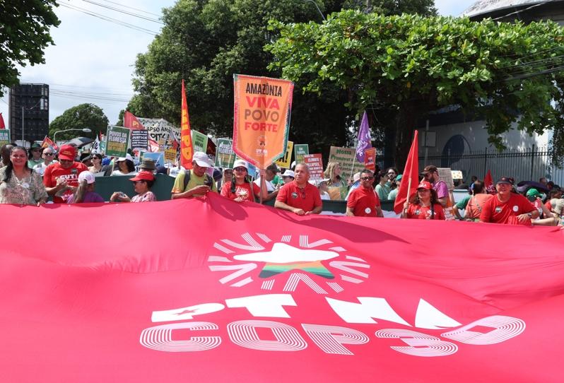 巴西贝伦COP30大游行15日从圣布拉斯市集出发,一路走到谈判会场周围。(记者潘俊宏/摄影)