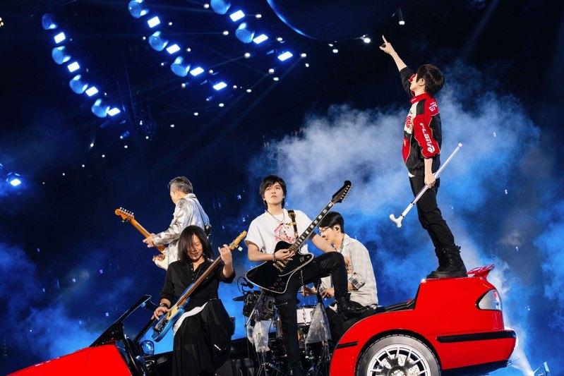 五月天专辑「为爱而生」收录冠佑女儿「小玫瑰」（右三）出生后的第一声哭声，19年后小玫瑰站上五月天演唱会献唱。图／相信音乐提供