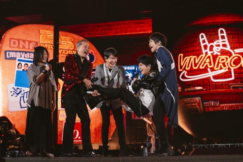 五月天专辑「为爱而生」收录冠佑女儿「小玫瑰」（右三）出生后的第一声哭声，19年后小玫瑰站上五月天演唱会献唱。图／相信音乐提供