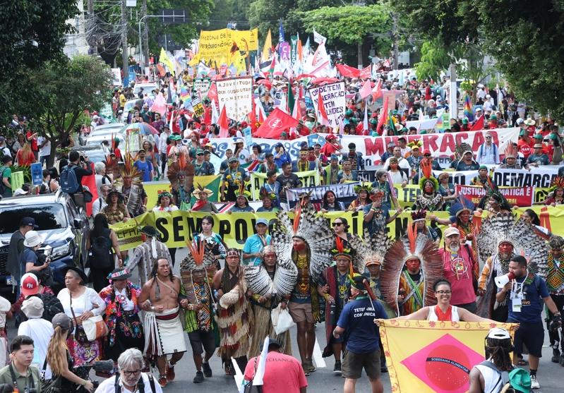 巴西贝伦COP30大游行15日从圣布拉斯市集出发,一路走到谈判会场周围。(记者潘俊宏/摄影)