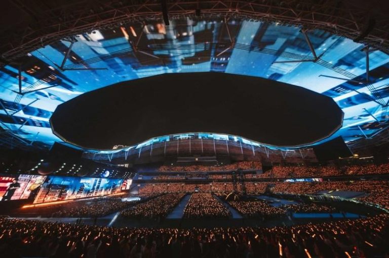 抢攻演唱会经济 上海再开「五月天」专列 五月天专辑「为爱而生」收录冠佑女儿「小玫瑰」(右三)出生后的第一声哭声,19年后小玫瑰站上五月天演唱会献唱。图/相信音乐提供