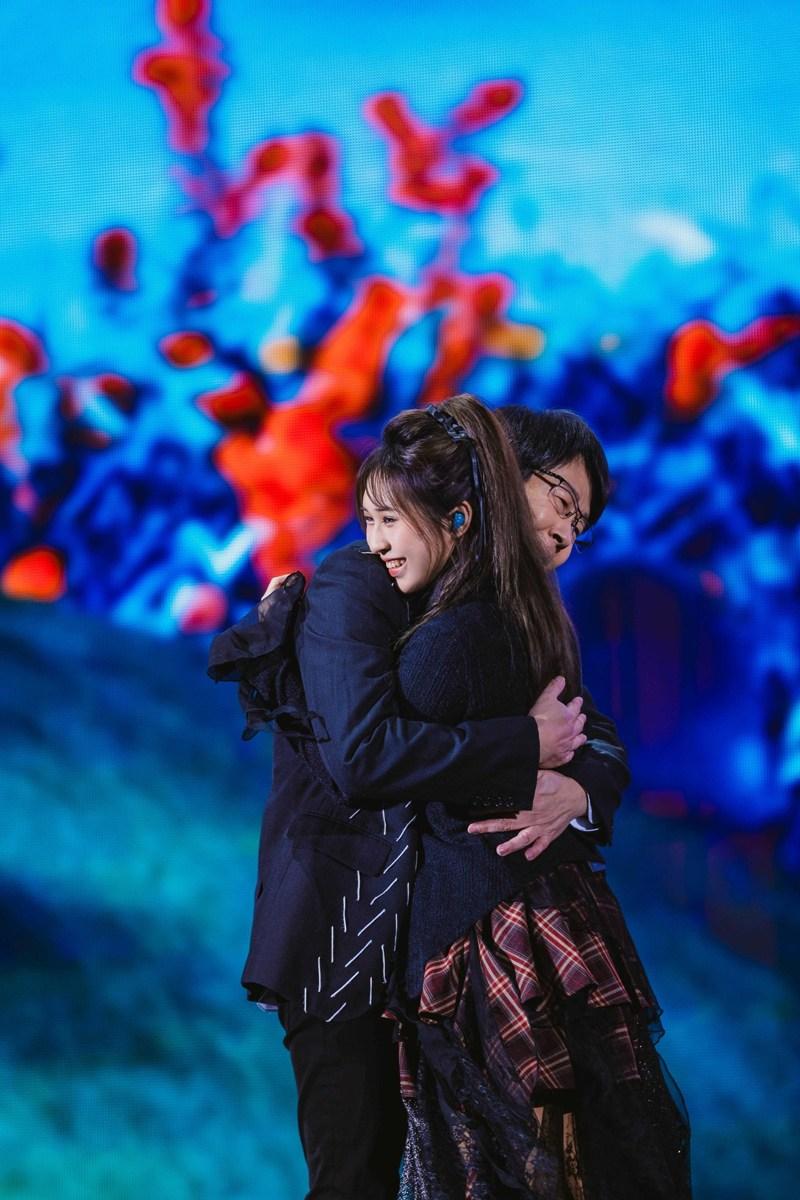 五月天专辑「为爱而生」收录冠佑女儿「小玫瑰」（右三）出生后的第一声哭声，19年后小玫瑰站上五月天演唱会献唱。图／相信音乐提供