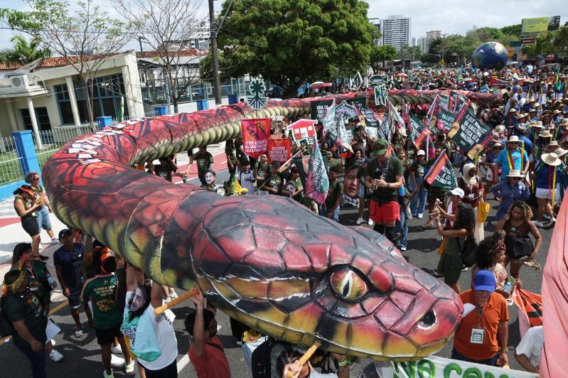 巴西贝伦COP30大游行15日从圣布拉斯市集出发,一路走到谈判会场周围。(记者潘俊宏/摄影)