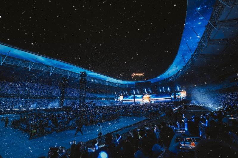 五月天专辑「为爱而生」收录冠佑女儿「小玫瑰」（右三）出生后的第一声哭声，19年后小玫瑰站上五月天演唱会献唱。图／相信音乐提供