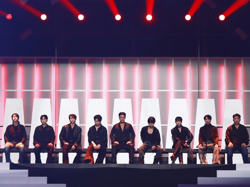 SJ穿上大巨蛋限定衫在后台跟师弟WayV合照。图／摘自IG