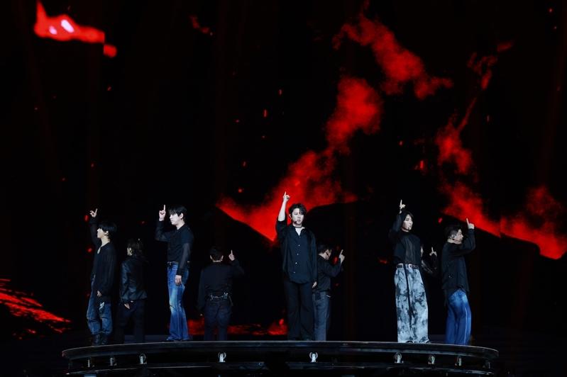 SJ穿上大巨蛋限定衫在后台跟师弟WayV合照。图／摘自IG