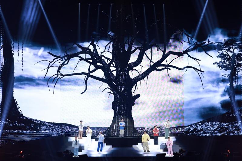 SJ穿上大巨蛋限定衫在后台跟师弟WayV合照。图／摘自IG