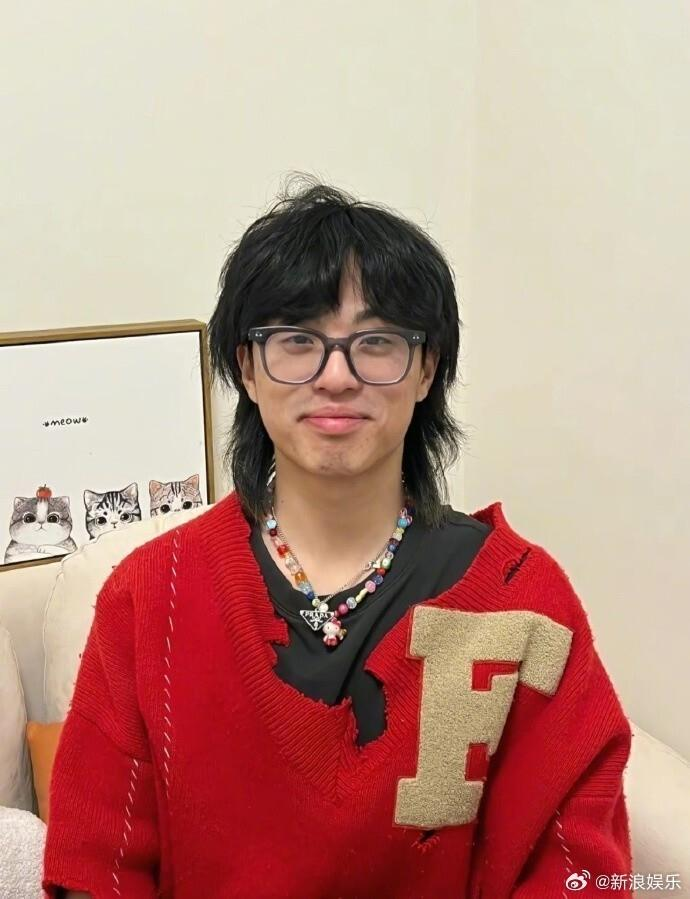 中国说唱歌手「孩子王」被传出在美国发生严重车祸身亡,又突然宣布复活。(取材自微博)