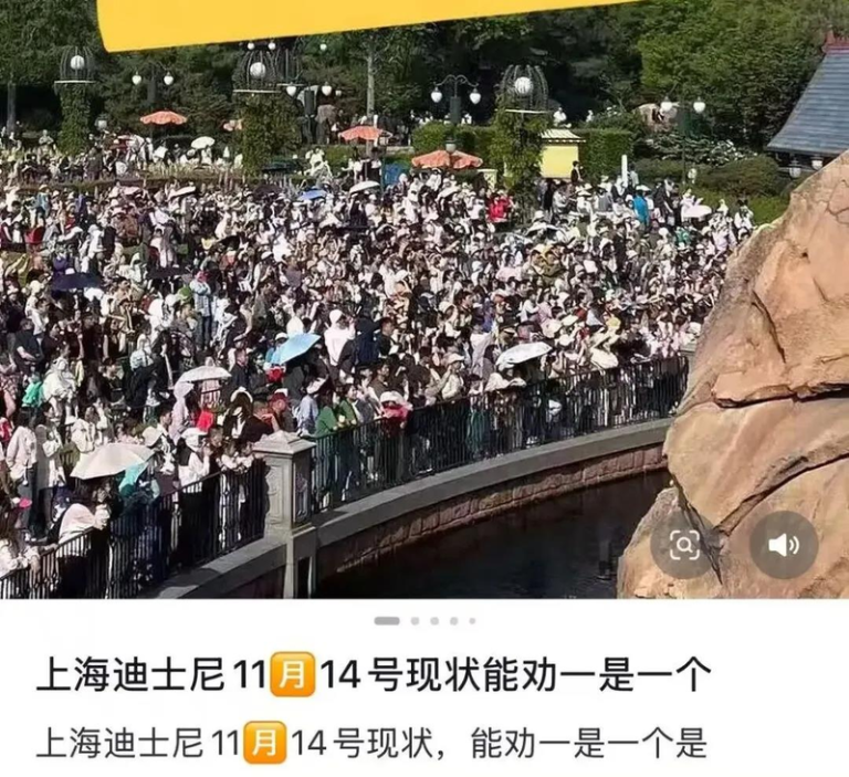 中小学「秋假」带火亲子游 上海迪士尼排2小时还没进园 迪士尼排队两小时还没进门。(取材自扬子晚报)