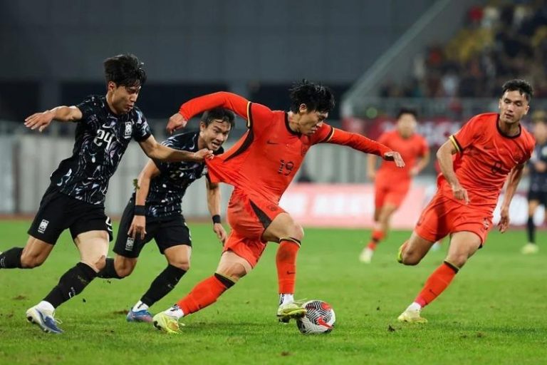 南韩U22男足（黑衣）一年内遭中国U22男足双杀。图为比赛中球员激烈对抗。（取材自凤凰网体育）