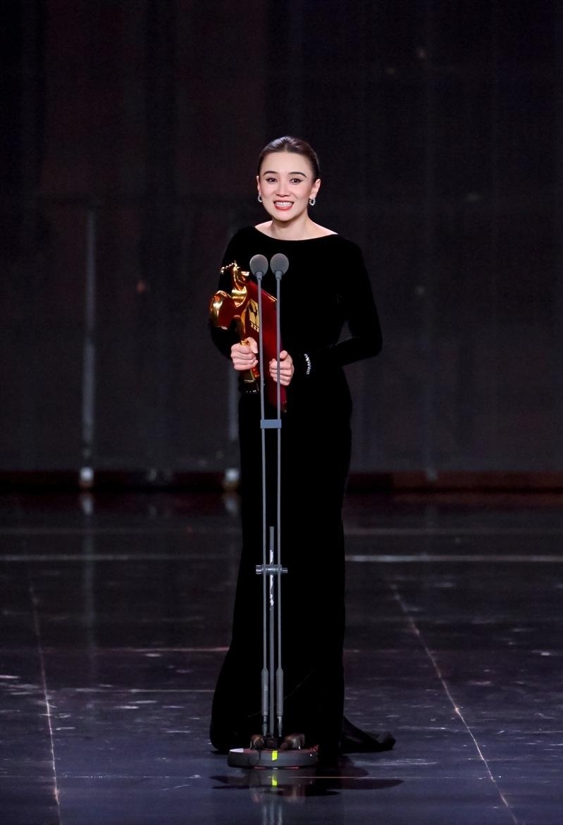 11月15日晚，第38届中国电影金鸡奖颁奖典礼在福建厦门举行。图为易烊千玺凭借「小小的我」获得最佳男主角奖。（中新社）