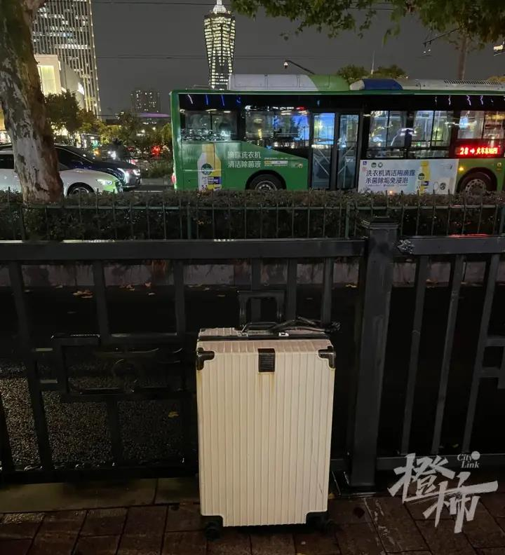 警方让行李箱保留在原位置。（取材自都市快报橙柿交互）