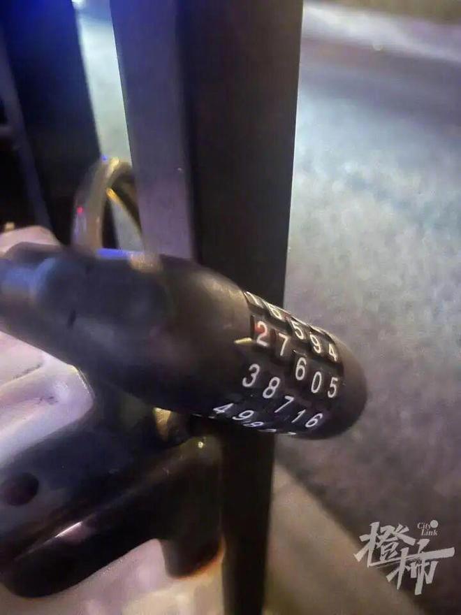 警方让行李箱保留在原位置。（取材自都市快报橙柿交互）