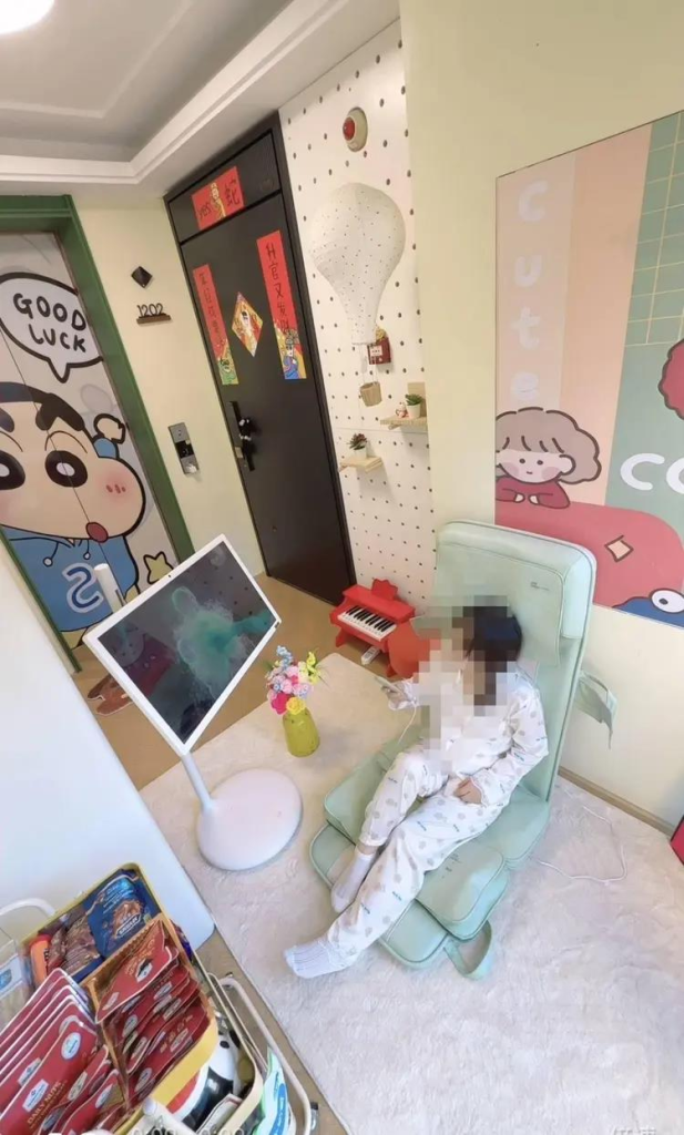 小丁把一梯一户的电梯厅改造成私人多功能间。(取材自封面新闻)