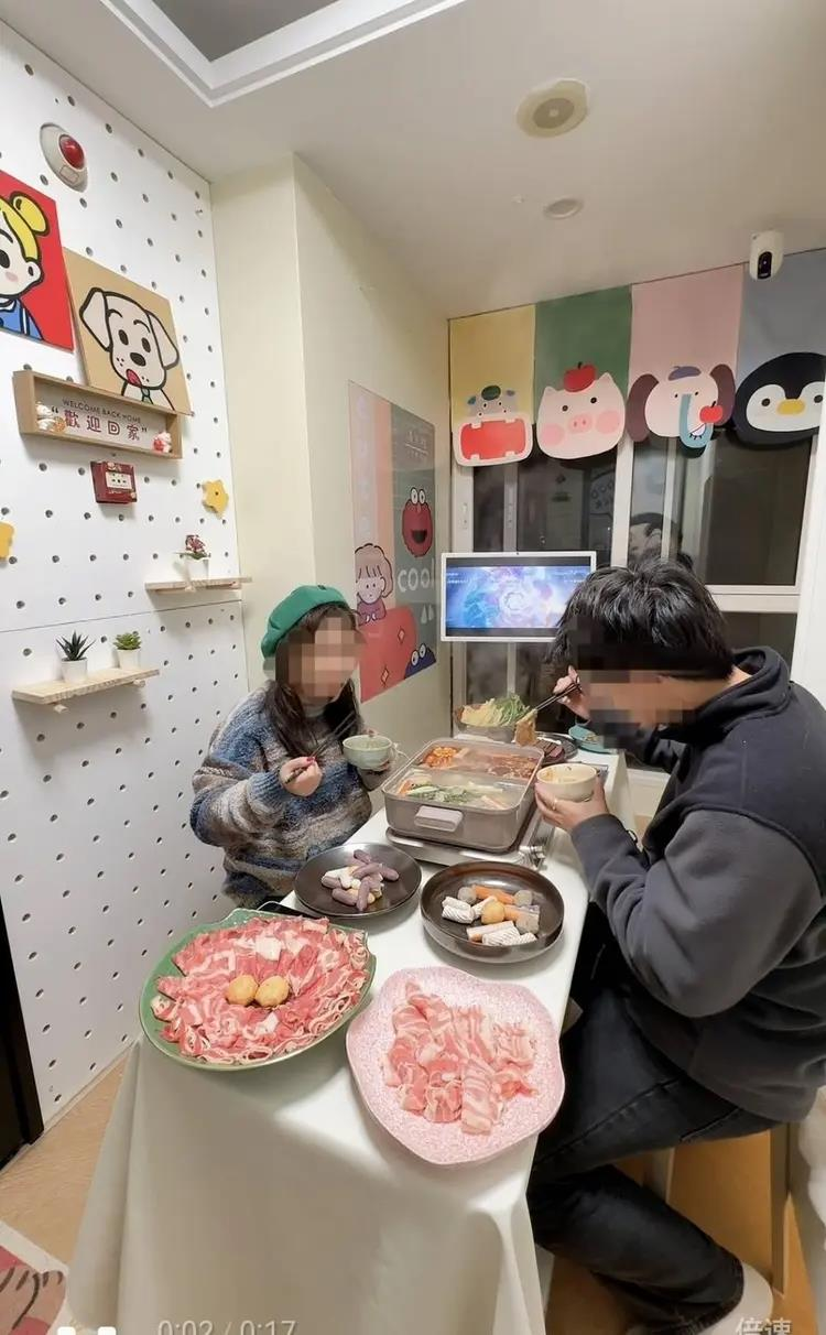 小丁把一梯一户的电梯厅改造成私人多功能间。(取材自封面新闻)