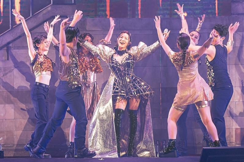 丁当(右)和A-Lin「铁肺双歌后」同台飙唱「失恋无罪」,火花四射。(记者林士杰/摄影)