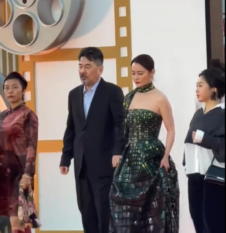 金鸡奖红毯入场仪式上，陈建斌三次试图牵老婆蒋勤勤的手，结果都没成功。（视频截屏）