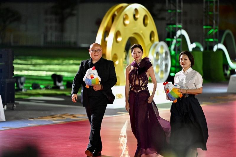 金鸡奖红毯入场仪式上，陈建斌三次试图牵老婆蒋勤勤的手，结果都没成功。（视频截屏）