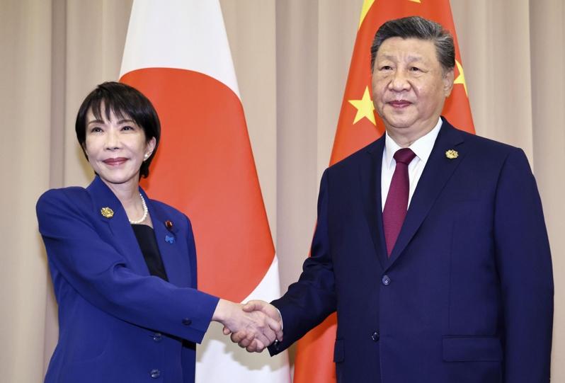 中国官方对日本首相高市早苗的「台湾有事」论极度不满,轮番出言辱骂。图为中国国家主席习近平(右)与高市10月31日在南韩庆州APEC峰会上见面。(美联社)