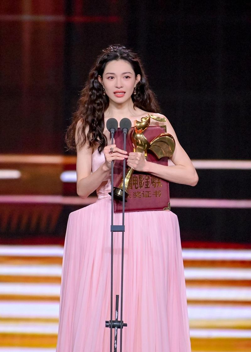 金鸡奖红毯入场仪式上，陈建斌三次试图牵老婆蒋勤勤的手，结果都没成功。（视频截屏）