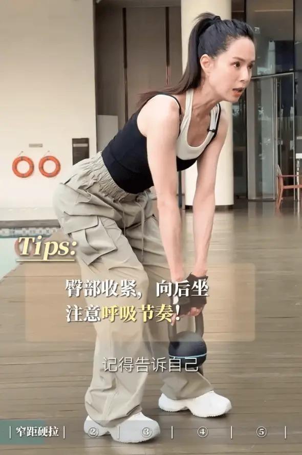 李若彤展示肌肉线条，力量感拉满。（视频截屏）