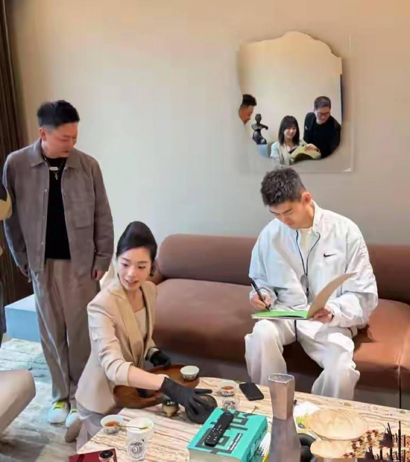 张翰被拍到在上海徐汇豪宅区看房。(取材自南方娱乐网)