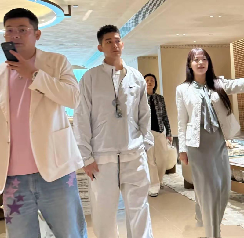 张翰被拍到在上海徐汇豪宅区看房。(取材自南方娱乐网)