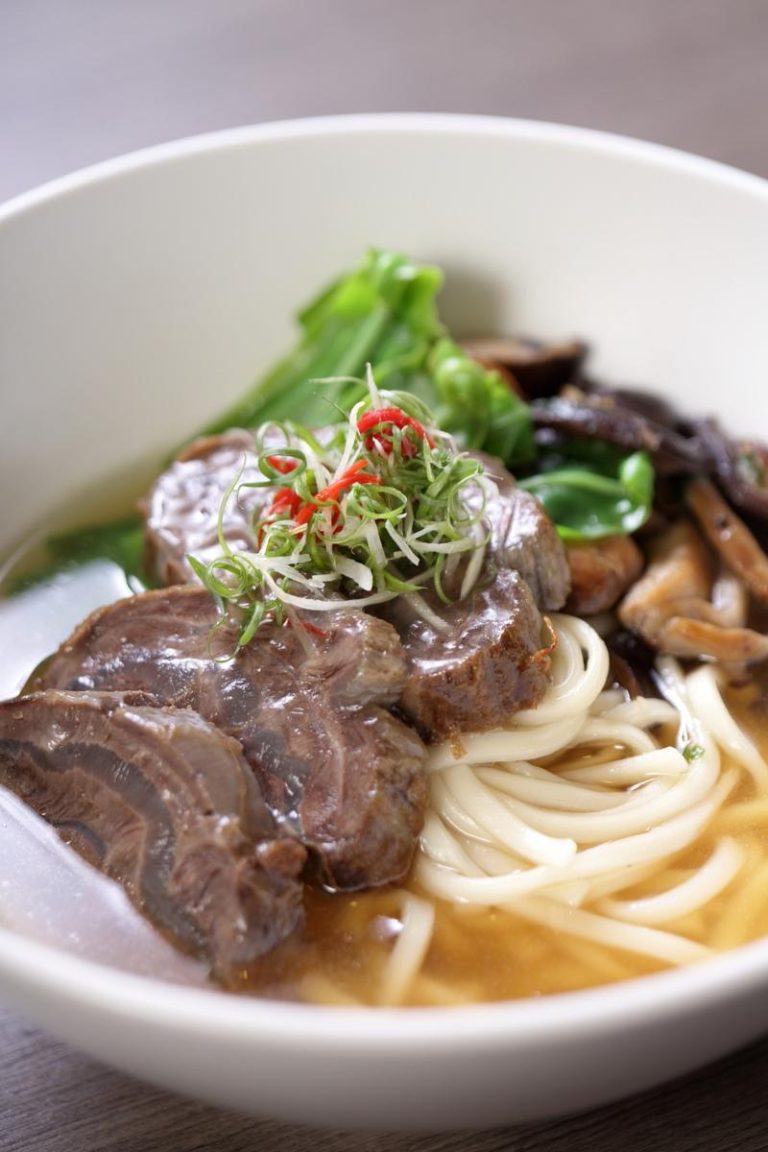 晶华酒店的「冠军清炖牛肉面」曾获CNN推荐全台十大牛肉面、台北国际牛肉面节冠军。图／台北晶华提供