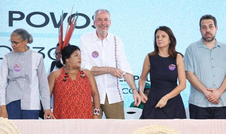 COP30直击/街头的另一场峰会 主席出席接收人民递信 气候峰会正在巴西贝伦举行,峰会主席柯利亚(中)今天与反对COP30气候变迁谈判斗争的人民峰会对谈,聆听反对者的声音与诉求。(记者潘俊宏/摄影)