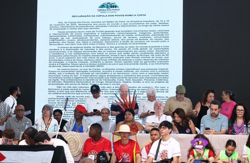 气候峰会正在巴西贝伦举行,峰会主席柯利亚(中)今天与反对COP30气候变迁谈判斗争的人民峰会对谈,聆听反对者的声音与诉求。(记者潘俊宏/摄影)