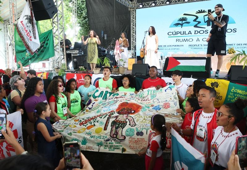 气候峰会正在巴西贝伦举行,峰会主席柯利亚(中)今天与反对COP30气候变迁谈判斗争的人民峰会对谈,聆听反对者的声音与诉求。(记者潘俊宏/摄影)