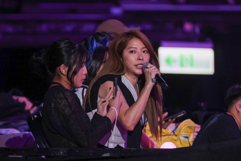 Mei(邱馨苇)看着老公阿弟和丁当的海报，翻白眼发文开呛。图／摘自脸书