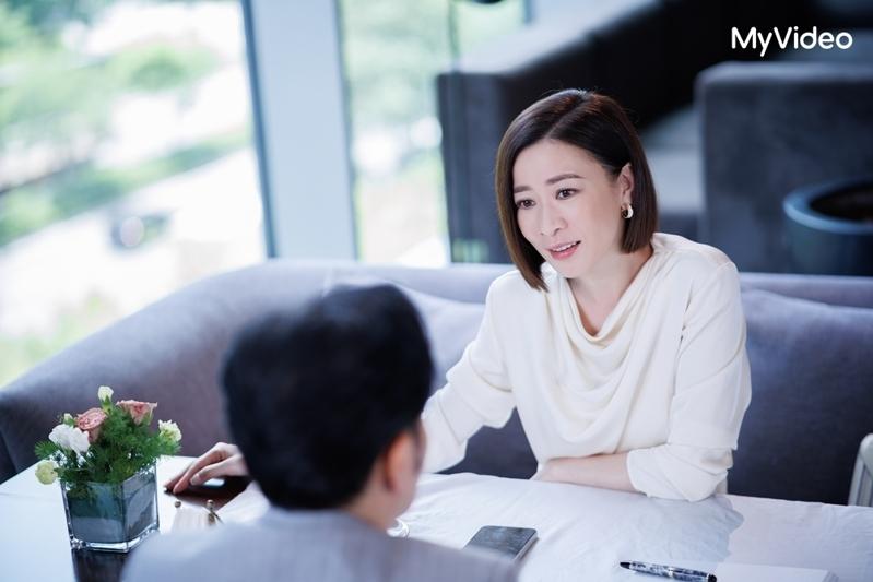 佘诗曼(右)、黄宗泽在「新闻女王」数度正面交锋。图／台湾大哥大MyVideo提供