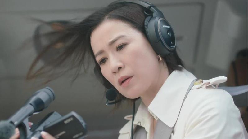 佘诗曼(右)、黄宗泽在「新闻女王」数度正面交锋。图／台湾大哥大MyVideo提供