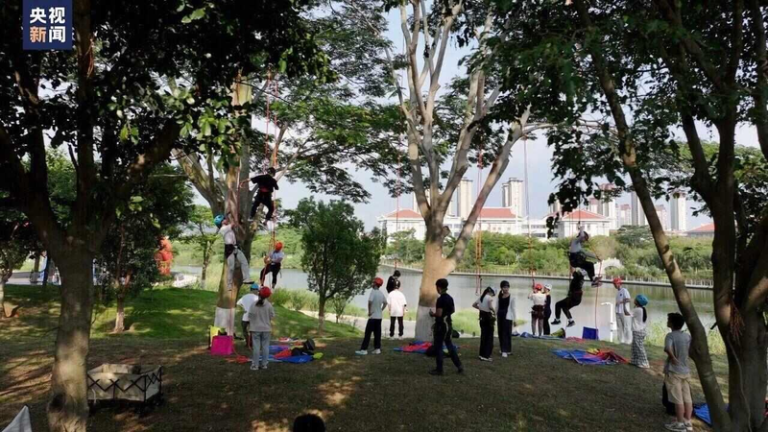 教爬树、野外求生 大学选修课解锁「人猿泰山」体验 厦门大学的攀树课。(取材自羊城晚报)