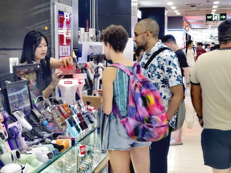 内存条被炒成「黑金条」；图为深圳华强北的 「华强电子世界」。（取材自21世纪经济报导）