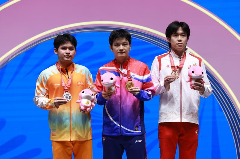 樊振东在第十五届全国运动会乒乓球男子单打金牌赛中夺得冠军。（新华社）